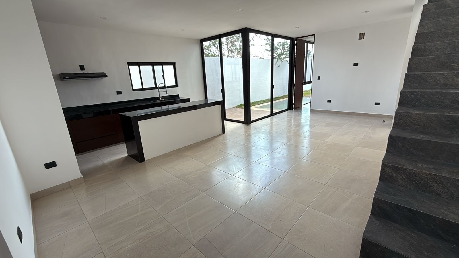 Vista sala y escalera